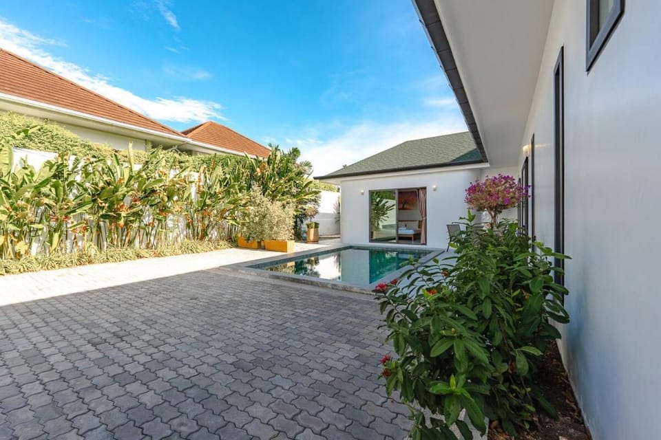 Property building, Garden, Pool view, Swimming pool