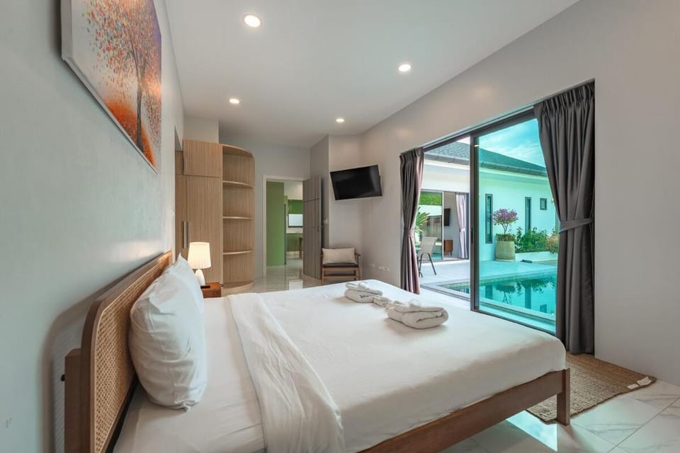 Bed, Photo of the whole room, Bedroom, Pool view, Swimming pool, towels