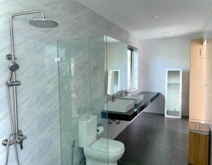 Shower, Toilet, Bathroom, Photo of the whole room, towels