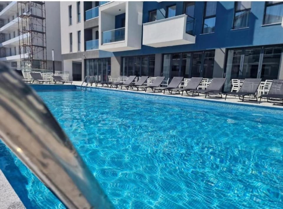Property building, Day, Swimming pool, sunbed