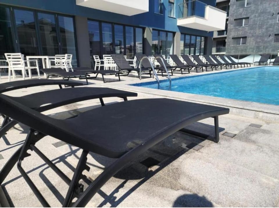 Day, Swimming pool, sunbed