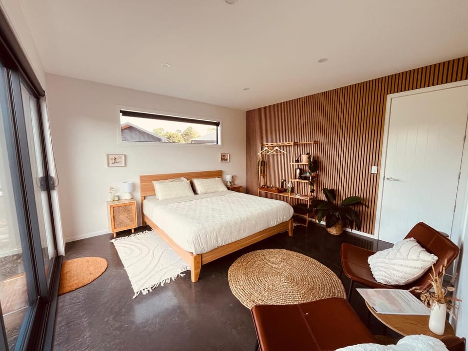 Cozy Private Room in New Home Bed and Breakfast in Raglan