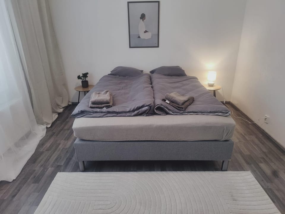 Bed, Bedroom, towels