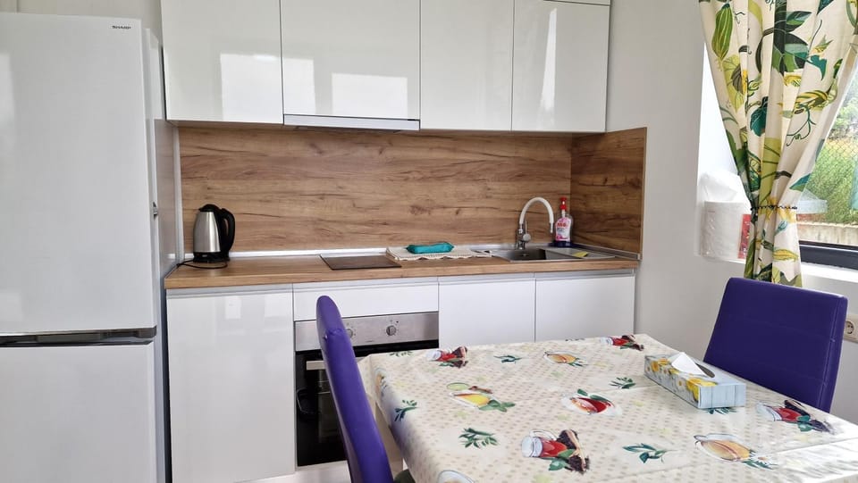 Coffee/tea facilities, Kitchen or kitchenette, Photo of the whole room, Dining area, oven, stove