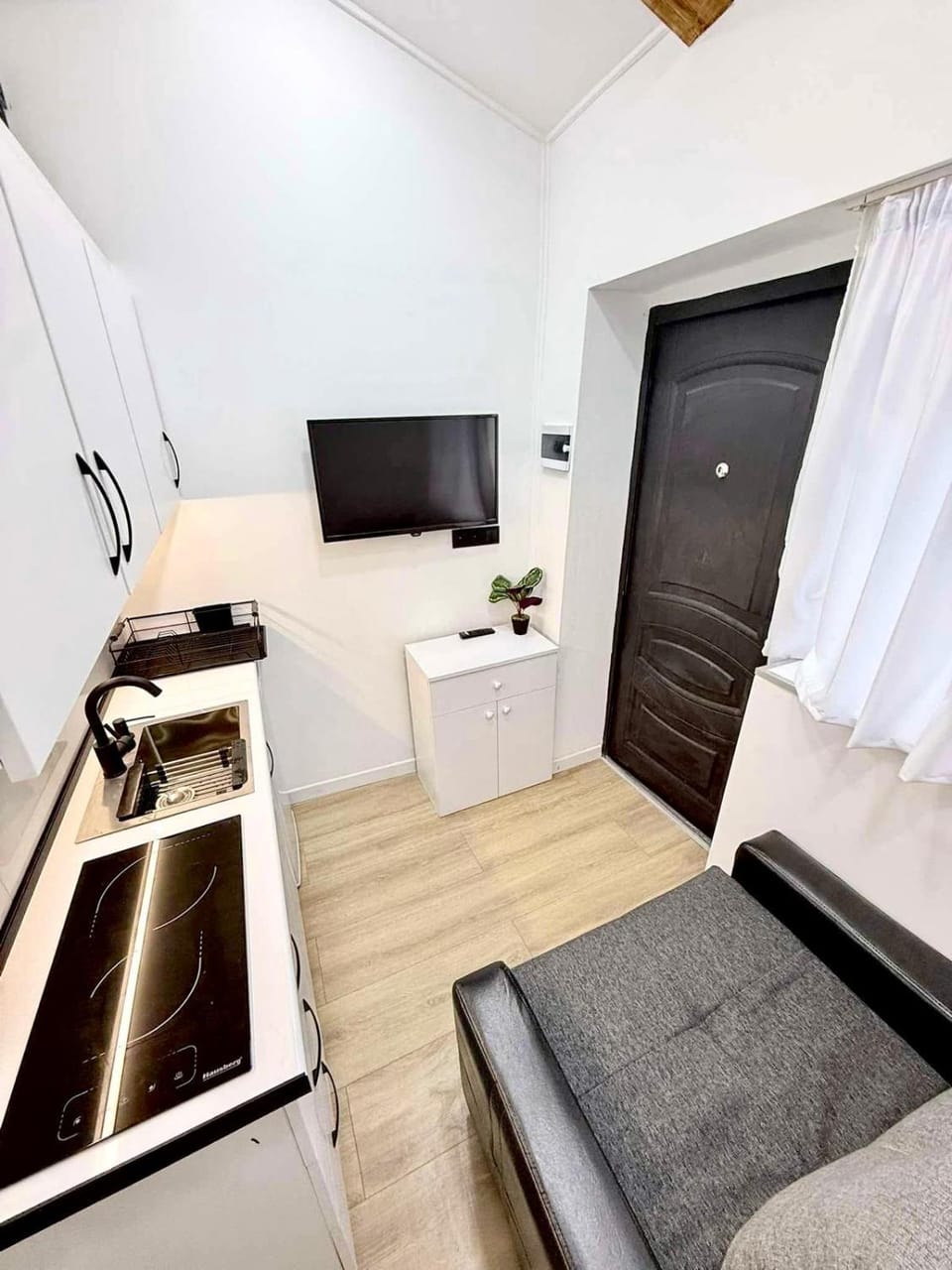 TV and multimedia, Kitchen or kitchenette, Photo of the whole room, Seating area, stove