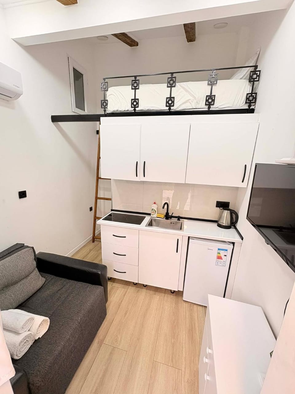 Kitchen or kitchenette, Living room, Seating area, stove