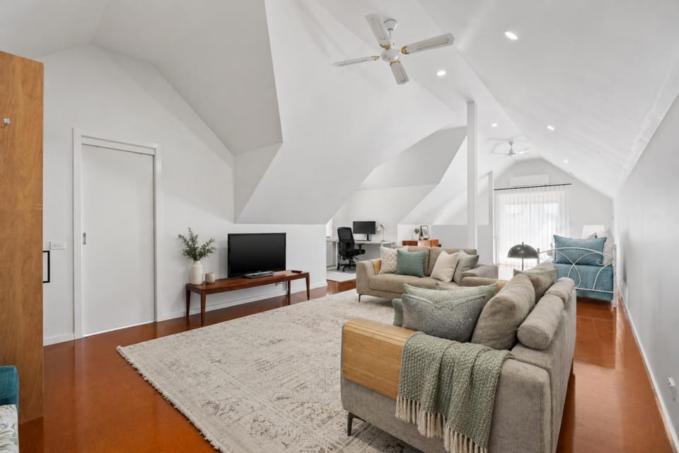 TV and multimedia, Living room, Seating area, Evening entertainment