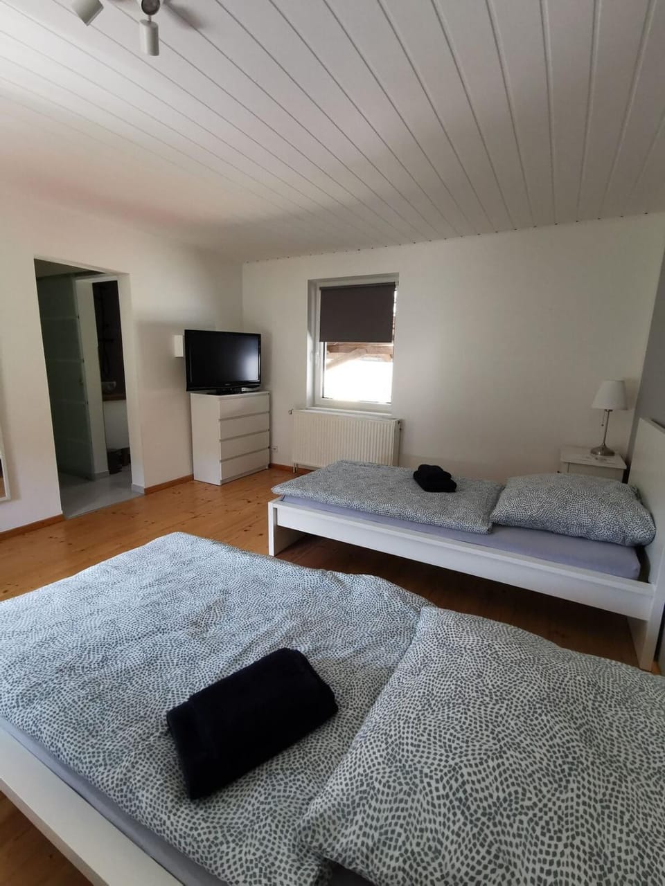 Bed, TV and multimedia, Photo of the whole room, Bedroom, wardrobe