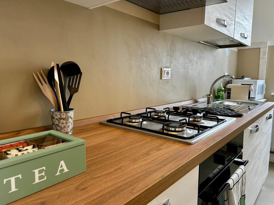 Coffee/tea facilities, Kitchen or kitchenette, stove, toaster