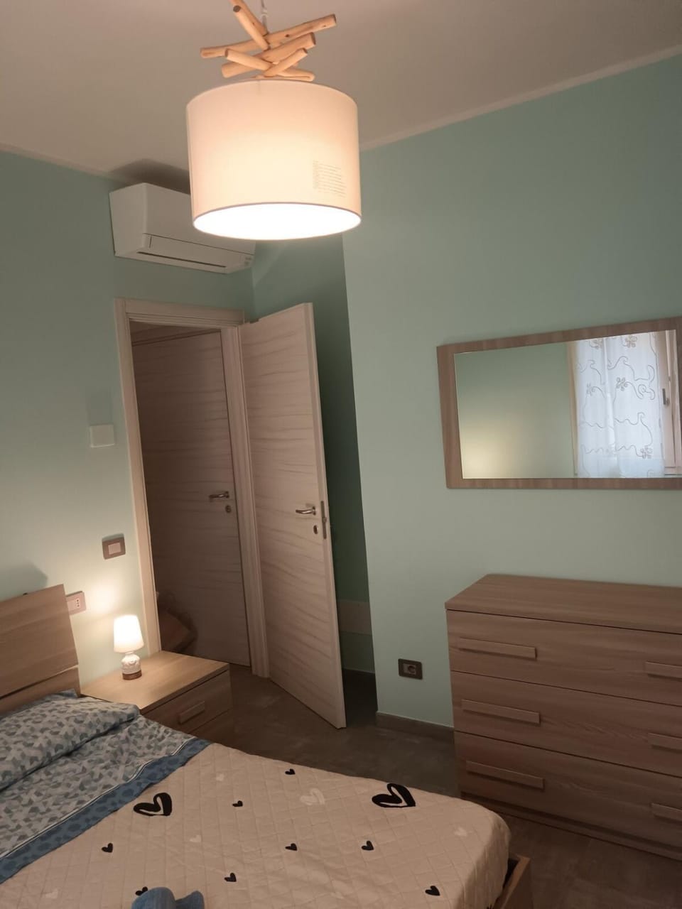 Photo of the whole room, Bedroom