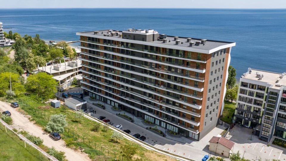 Property building, Sea view, Location