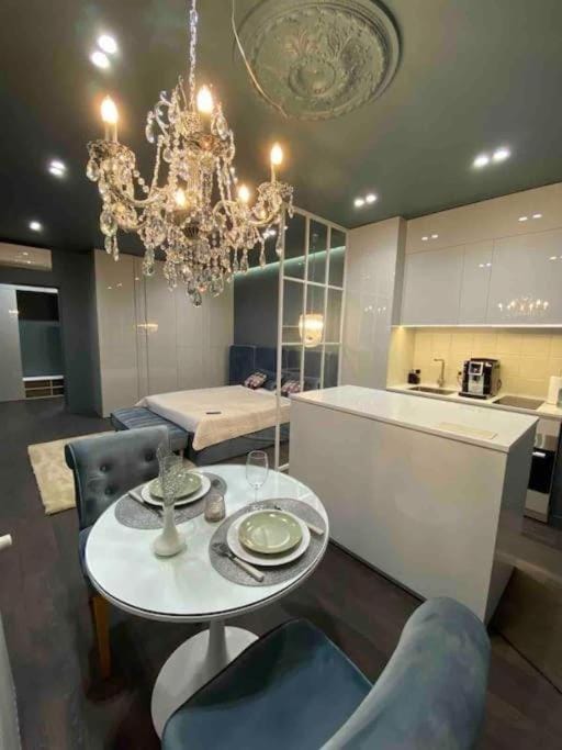 Kitchen or kitchenette, Photo of the whole room, Dining area