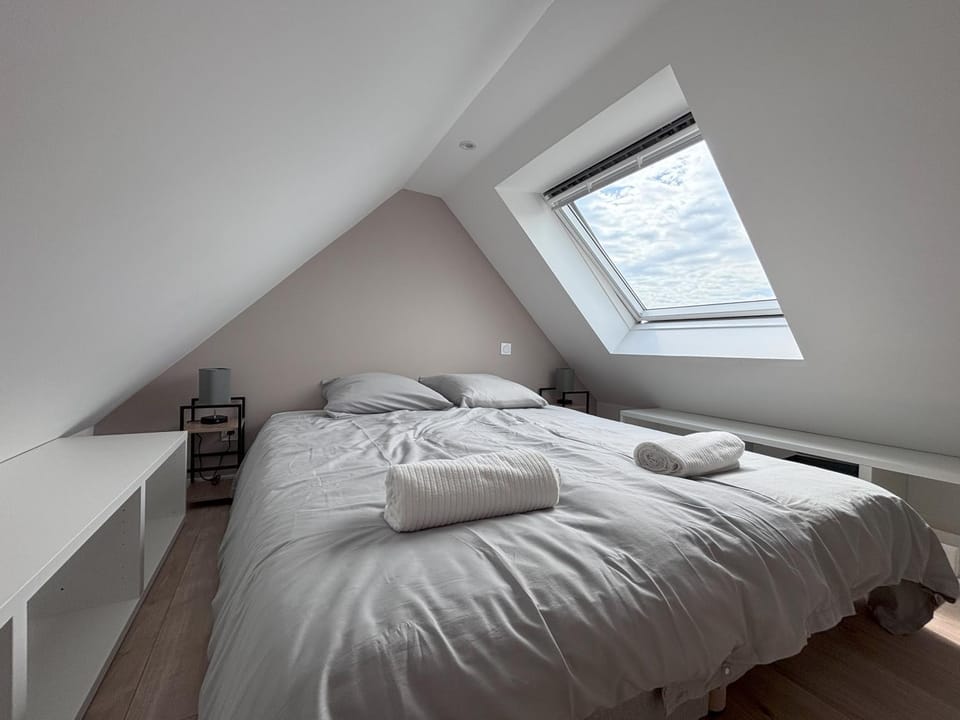 Bed, Photo of the whole room, Bedroom, towels