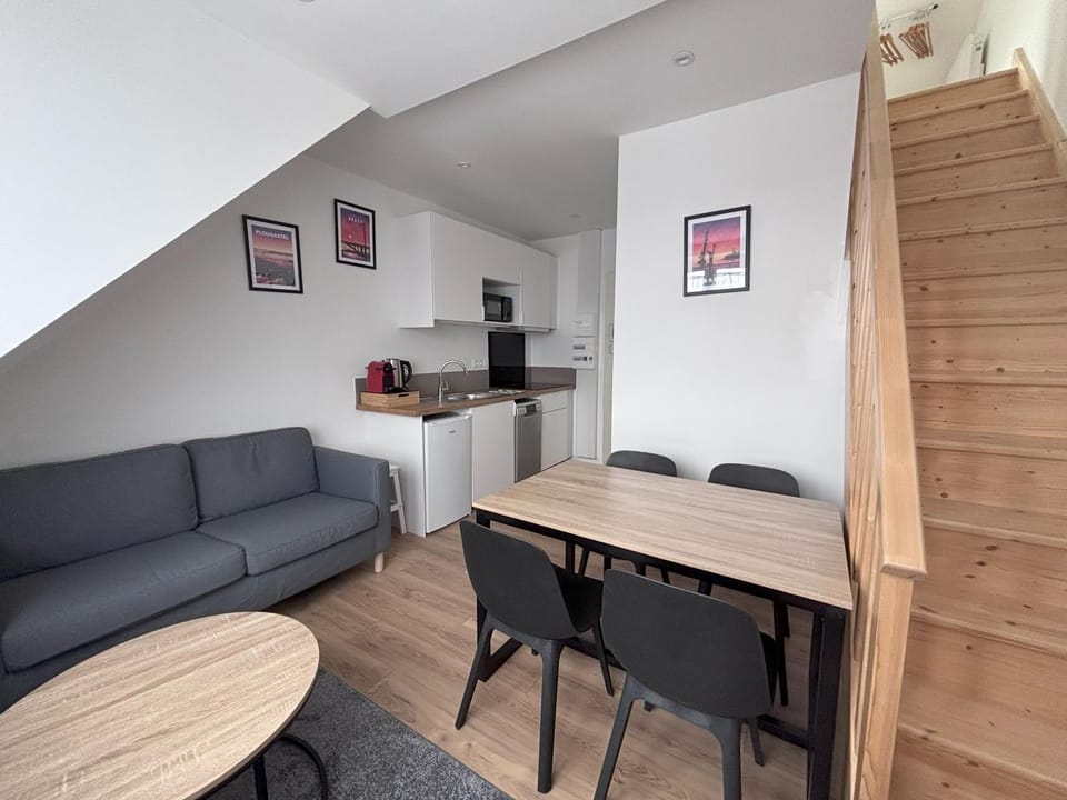 Kitchen or kitchenette, Living room, Seating area, Dining area
