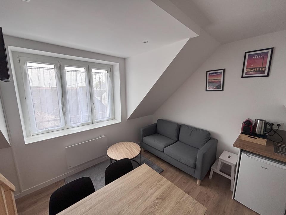 Kitchen or kitchenette, Living room, Seating area, Dining area