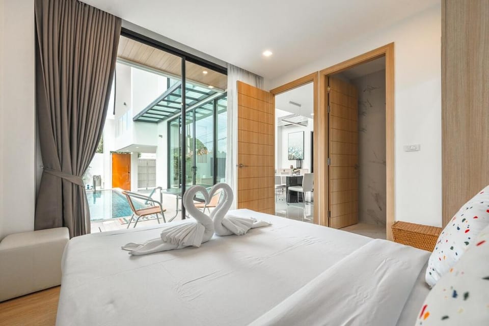 Bed, Photo of the whole room, Bedroom, towels