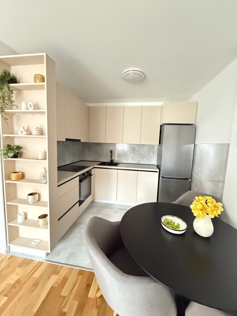 Kitchen or kitchenette, Food and drinks, Dining area