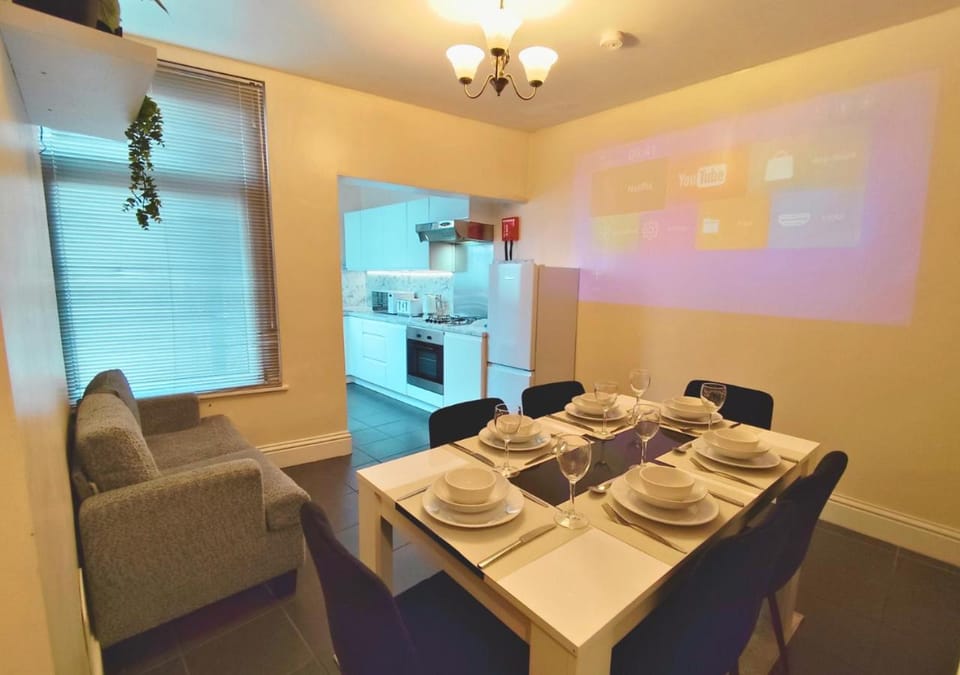 Kitchen or kitchenette, Seating area, Dining area