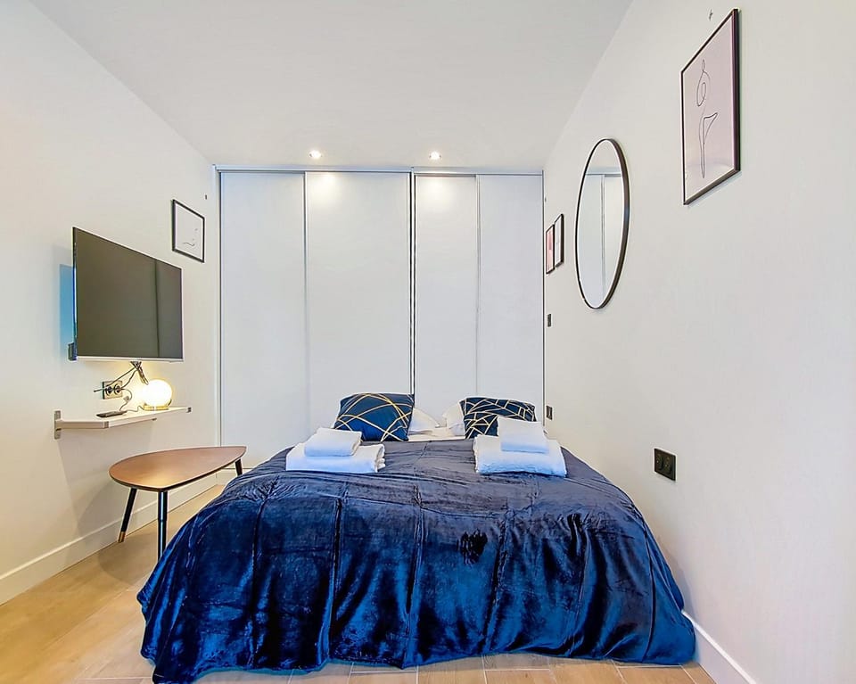 Bed, TV and multimedia, towels, wardrobe