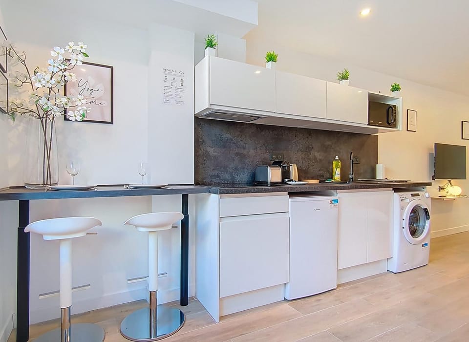 Kitchen or kitchenette, Dining area, stove, washing machine