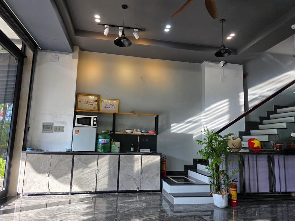 Kitchen or kitchenette, minibar