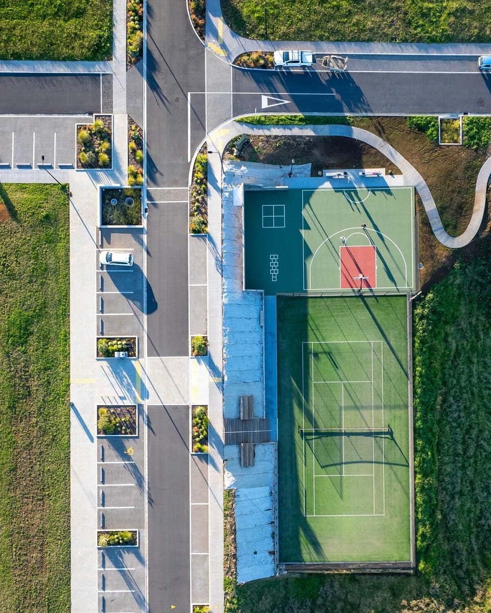 Neighbourhood, Tennis court