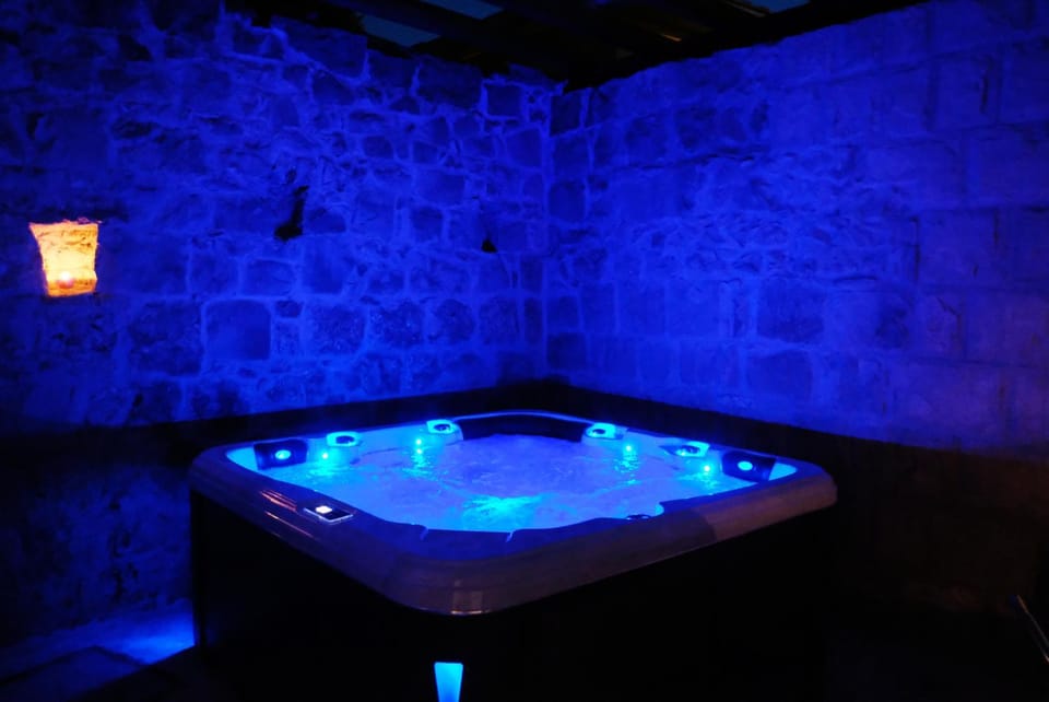Hot Tub, Massage, Spa and wellness centre/facilities
