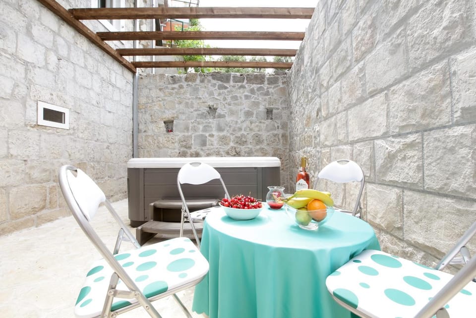BBQ facilities, Hot Tub, Lounge or bar, Food, Alcoholic drinks, Non alcoholic drinks