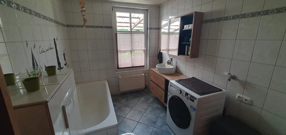 Bathroom, Bath, washing machine, dryer