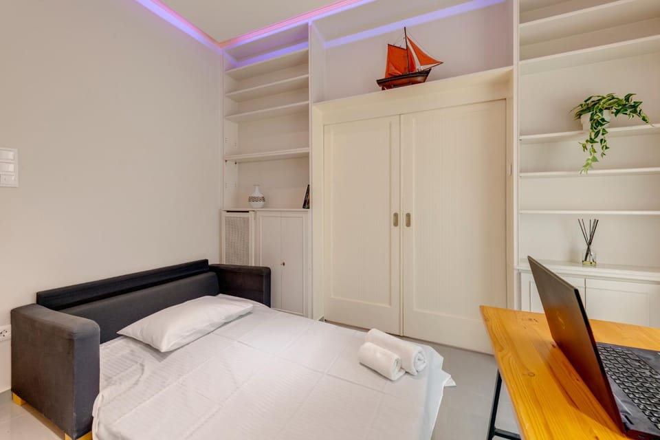 Bed, Seating area