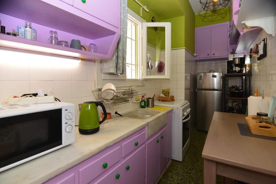 Coffee/tea facilities, Kitchen or kitchenette, oven, stove, toaster