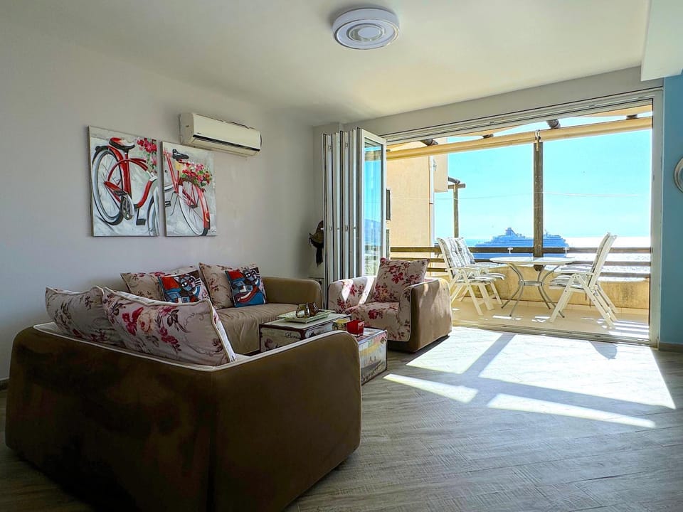 Natural landscape, View (from property/room), Balcony/Terrace, Living room, Seating area, Dining area, Sea view, air conditioner