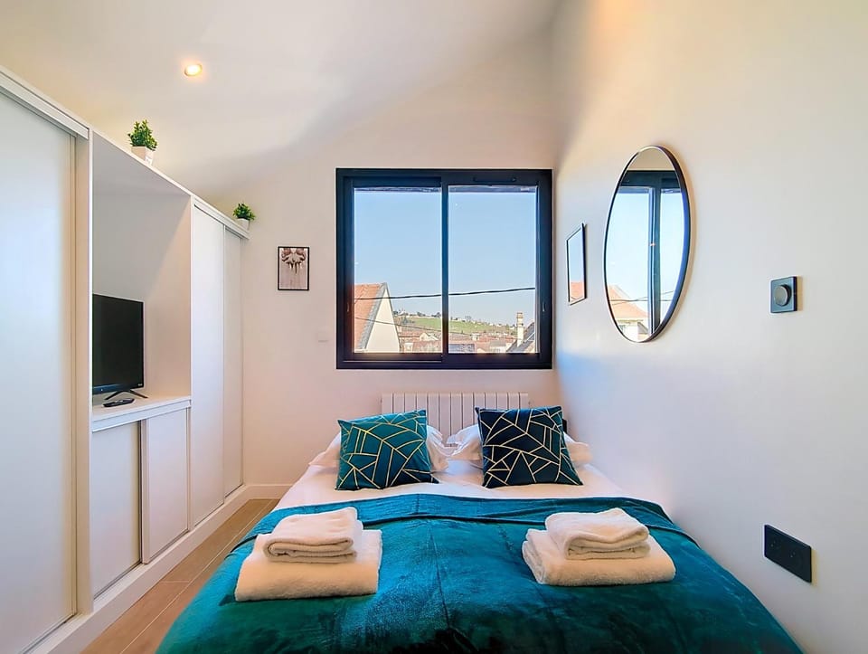 Bed, TV and multimedia, towels, wardrobe