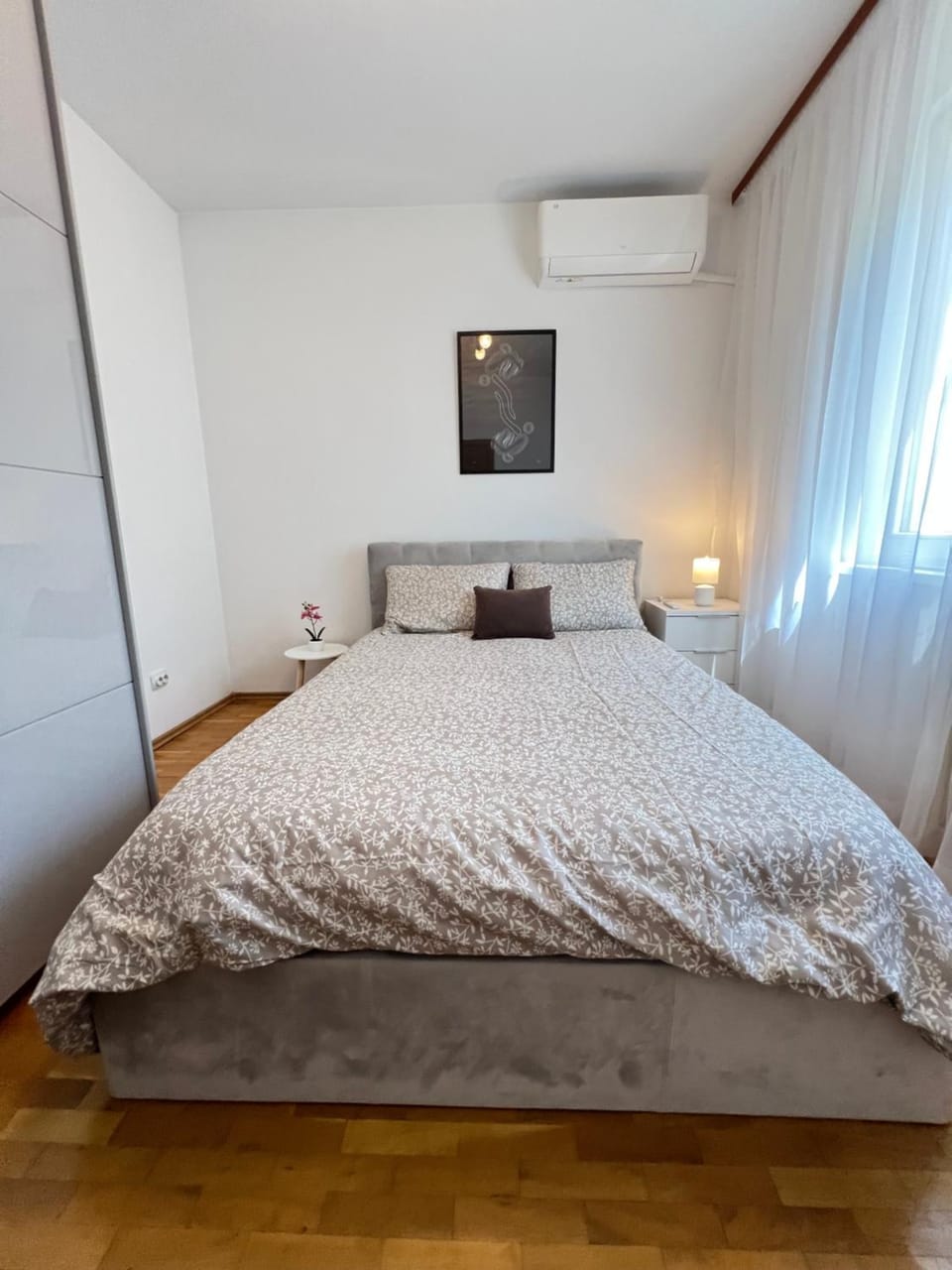 Bed, Photo of the whole room, Bedroom, air conditioner