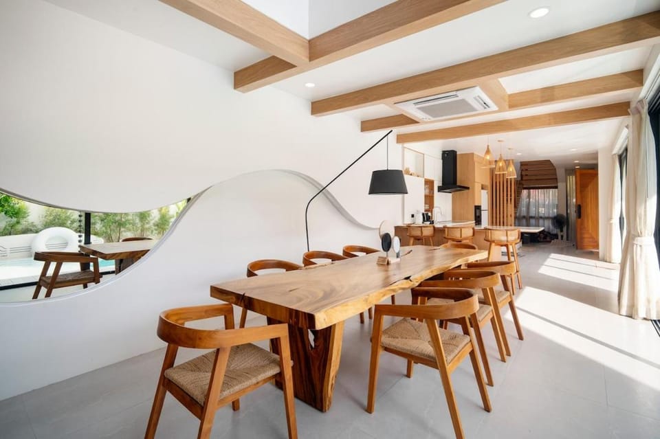 Restaurant/places to eat, Seating area, Dining area, air conditioner