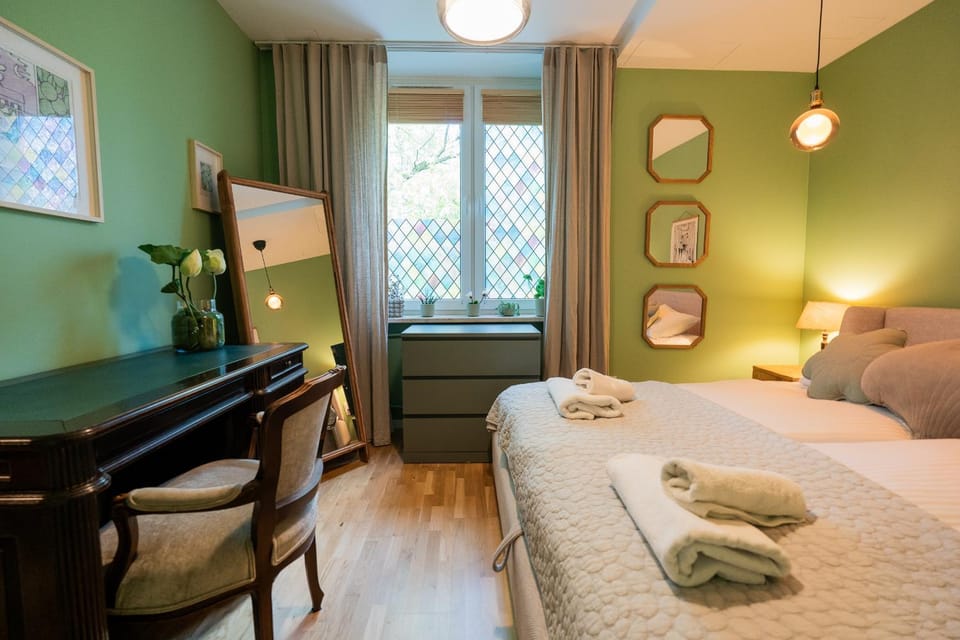 Bedroom, towels