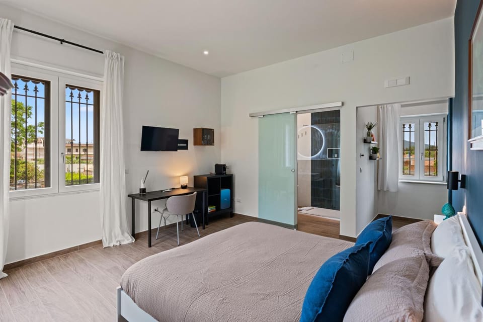 Bed, TV and multimedia, Photo of the whole room, Bedroom, safe