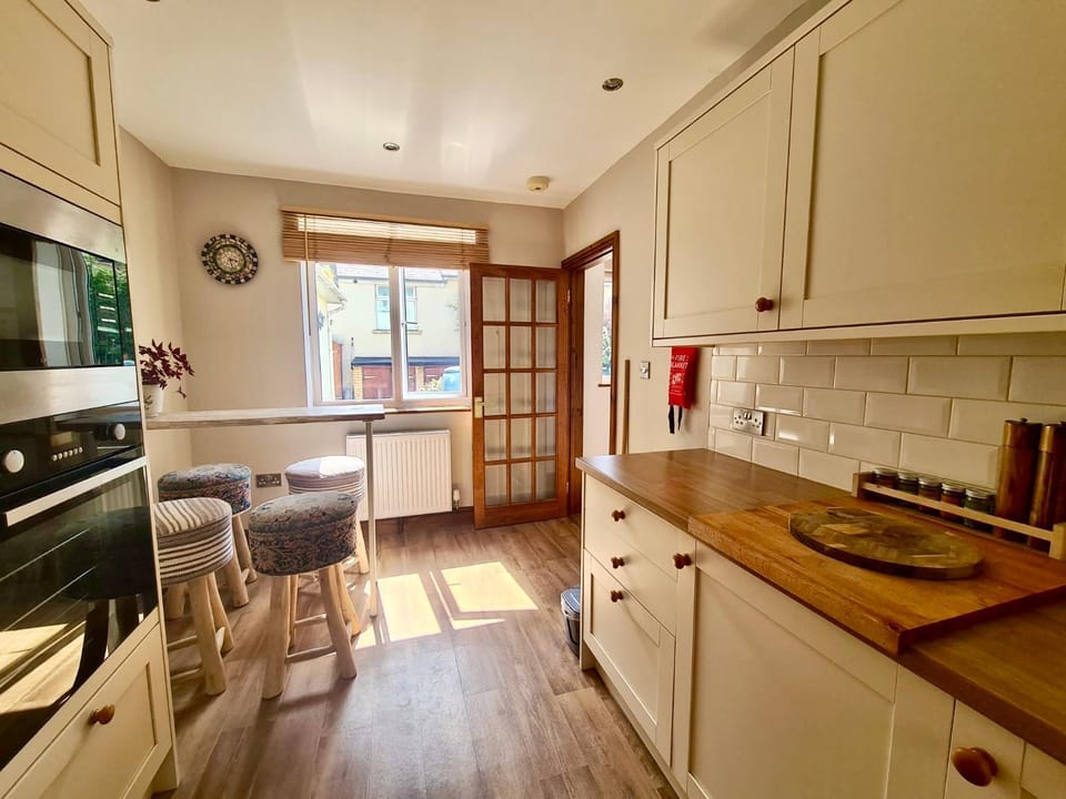 Kitchen or kitchenette, dishwasher, stove