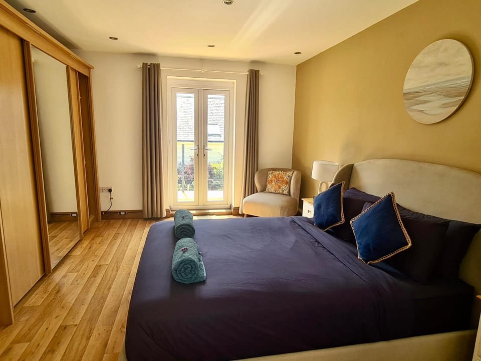 Bed, Balcony/Terrace, Photo of the whole room, Seating area, Bedroom, towels, wardrobe