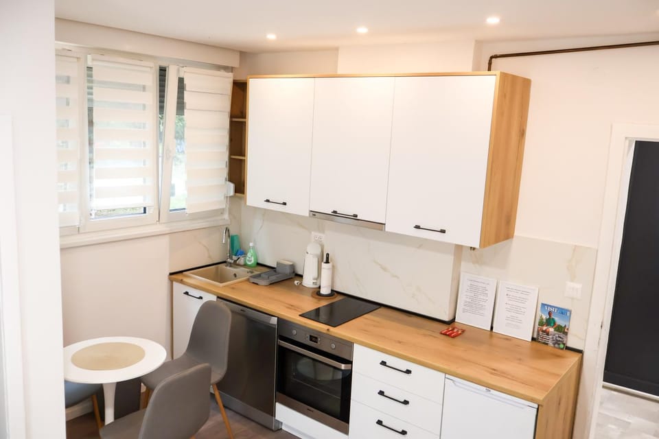 Kitchen or kitchenette, Kitchen or kitchenette, Dining area, dishwasher, oven, stove