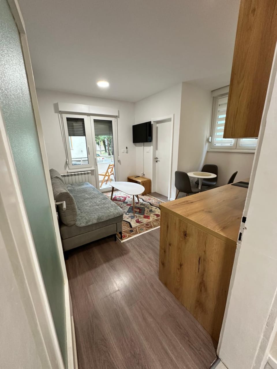 Communal lounge/ TV room, Bed, TV and multimedia, Kitchen or kitchenette, Living room, Photo of the whole room, Seating area, Evening entertainment, Bedroom