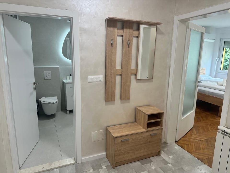 Shower, Toilet, Bed, Bathroom, Photo of the whole room, Bedroom, towels