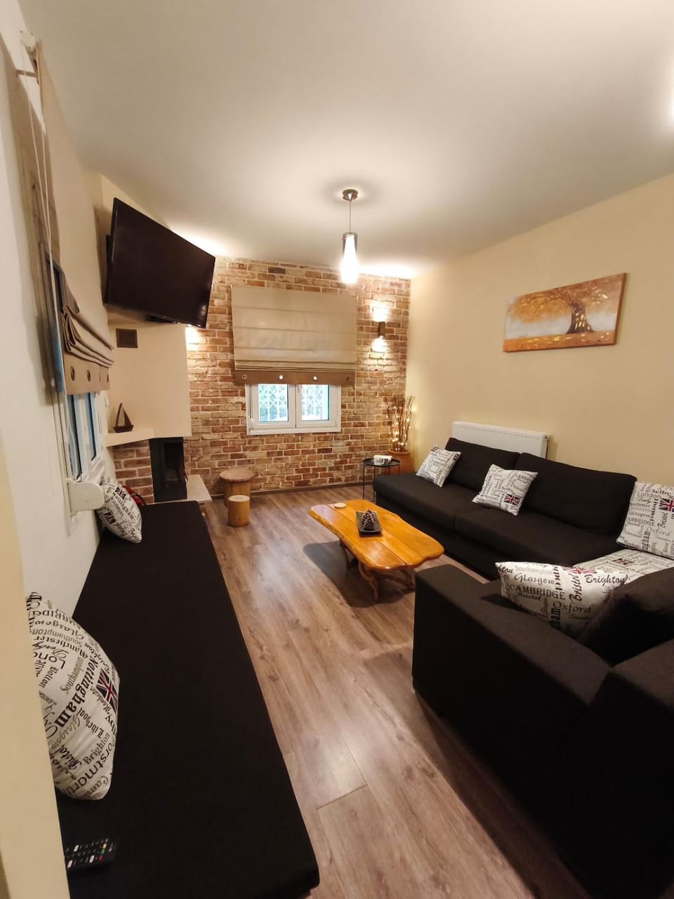 TV and multimedia, Living room, Seating area, Evening entertainment