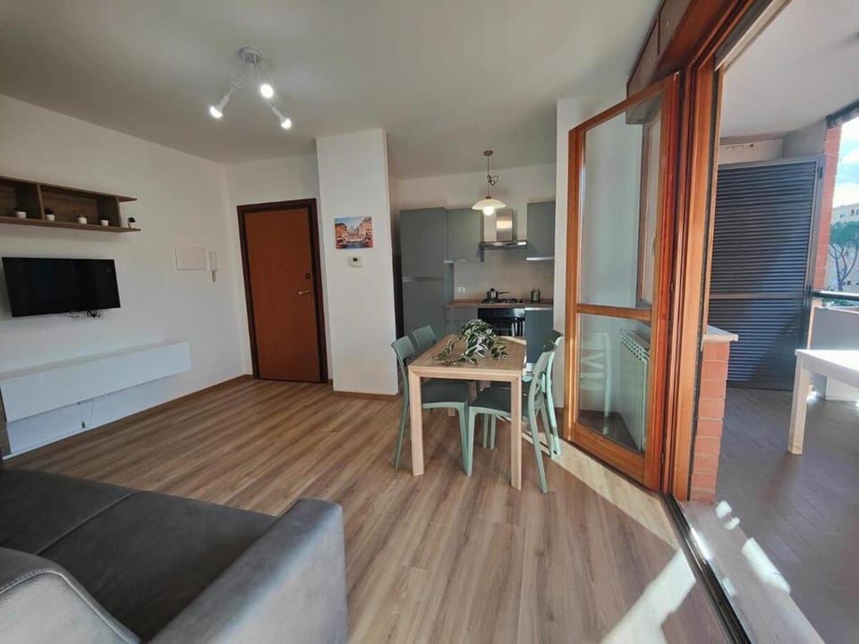 TV and multimedia, Kitchen or kitchenette, Living room, Seating area, Dining area