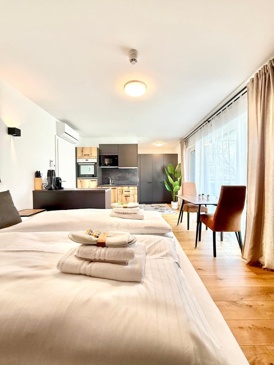 Bed, Kitchen or kitchenette, Living room, Photo of the whole room, Seating area, Dining area, Bedroom, towels