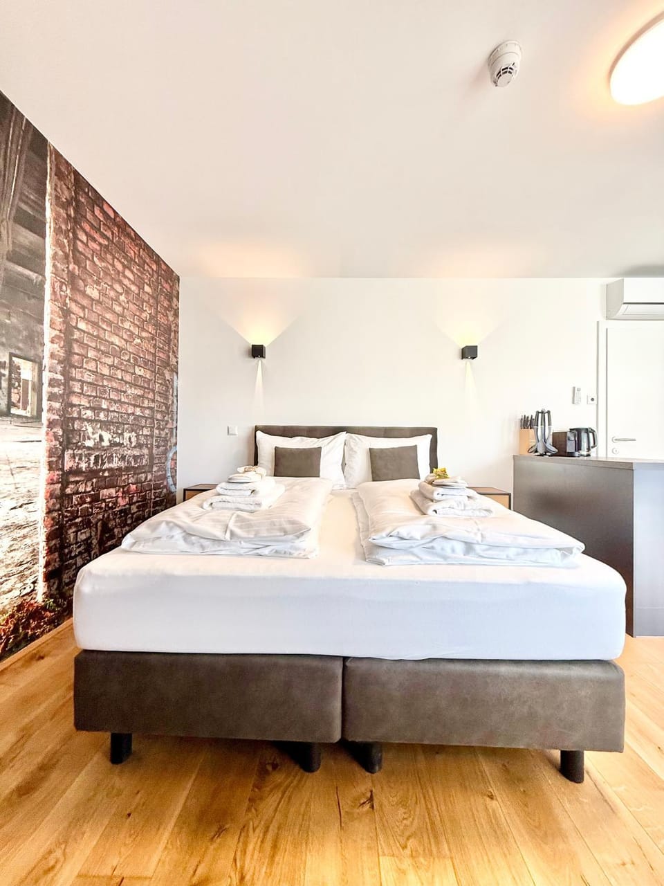 Bed, Bedroom, towels
