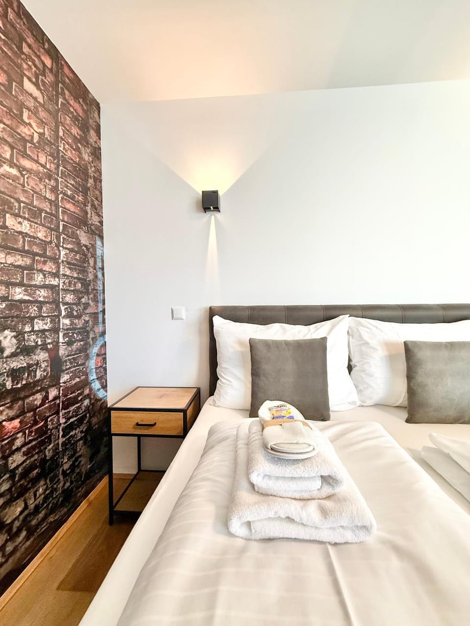 Bed, Bedroom, towels
