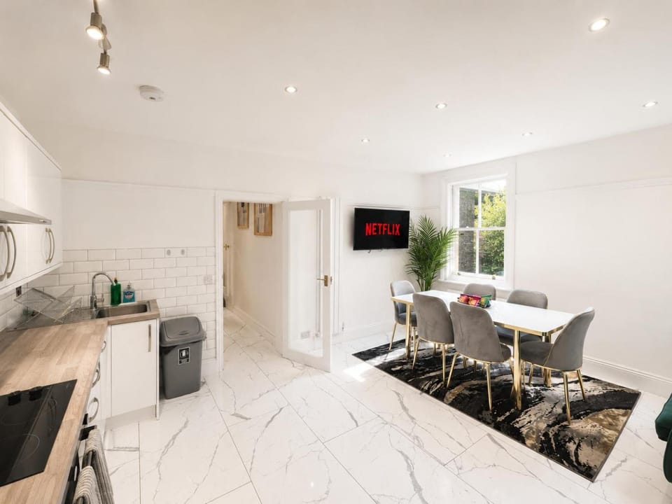 MASSIVE 2 bed,2 bath with private garden and free parking Apartment in Croydon