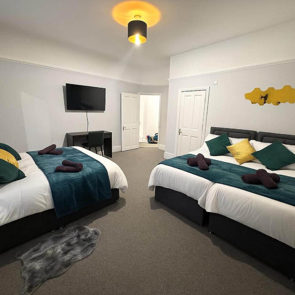 MASSIVE 2 bed,2 bath with private garden and free parking Apartment in Croydon