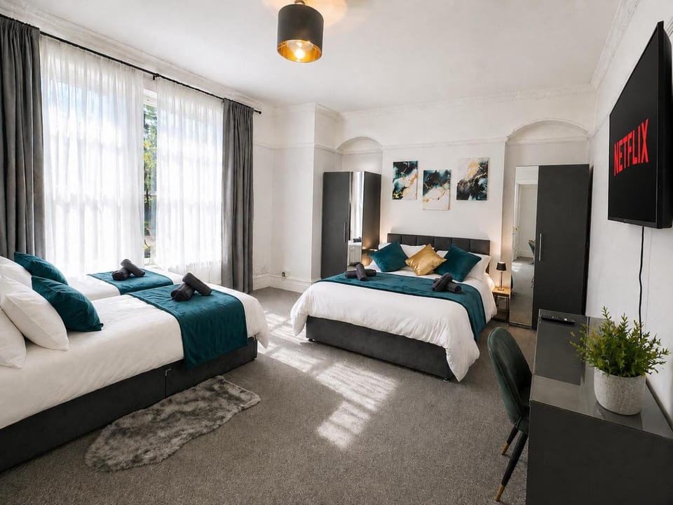 MASSIVE 2 bed,2 bath with private garden and free parking Apartment in Croydon